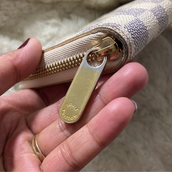 Louis Vuitton Axur zippy wallet luxury item - Picture 4 of 10